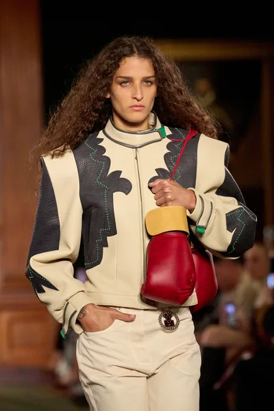 Look 19